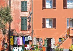 Le case del borgo di Montemarcello (Liguria) con i panni stesi al sole.
