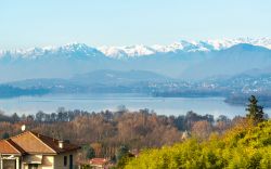 Le case di Azzate e il belvedere sul lago di Varese e la chiostra alpina in secondo piano
