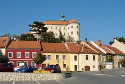 Le case di mikulov e il castello sulla collina, siamo in Moravia