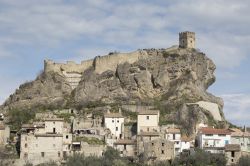 Le case e il castello del borgo di Roccascalegna in Abruzzo