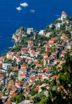 Le case sulla collina di Roquebrune-Cap-Martin, Costa Azzurra. Sullo sfondo, barche nel Mediterraneo - © M_Ilie / Shutterstock.com