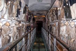 Le Catacombe dei Cappuccini a Palermo, Sicilia. Il convento dei Cappuccini è celebre per la presenza nei suoi sotterranei di un grande cimitero che attira la curiosità dei ...