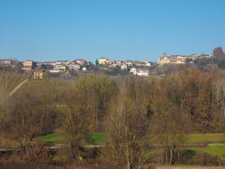 Le colline del Roero e la cittadina di Monta in Piemonte, provincia di Cuneo