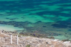 Le colonne di Tharros e il mare di San Giovanni di Sinis, Sardegna. Grande museo all'aria aperta, Tharros possiede testimonianze archeologiche della dominazione romana e della prima cristianità.
 ...