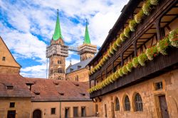 Le cupole del Bamberger Dom viste da una stradina del centro storico, Germania.
