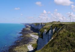 Le falesie di Cap Fagnet, Alta Normandia, Francia. Punto più alto della Costa d'Alabastro, offre un panorama mozzafiato sul mare, le scogliere, il porto e la città di Fecamp.
 ...