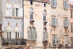 Le finestre degli antichi palazzi del centro storico di Pola, Croazia.




