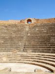 Le gradinate dell'antico teatro romano di Dougga, Tunisia.


