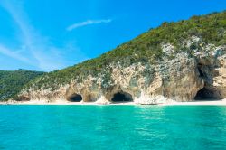 Le grotte si susseguono luca la costa orientale della Sardegna partendo da Cala Gonone verso sud.
