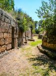 Le imponenti mura della principale Necropoli di Cerveteri, la Banditaccia - © s74 / Shutterstock.com