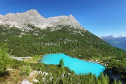 Le incredibili acque turchesi del Lago Sorapis sulle Dolomiti del Veneto
