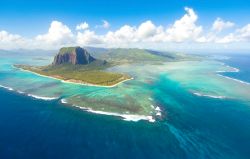 Le Morne Brabant e la barriera corallina, isola di Mauritius - Formato da un grande blocco di roccia basaltica che si innalza per 550 metri sul livello del mare, Le Morne Brabant è una ...