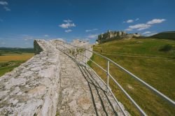 Le mura del castello di Spis a Zehra, Slovacchia. Con i suoi 41.500 metri quadrati è uno dei maggiori castelli dell'Europa centrale: la sua costruzione risale al XII° secolo quando ...