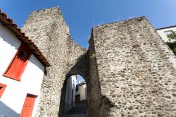 Le mura del castello gotico del XIII° secolo a Vinhais, Portogallo.

