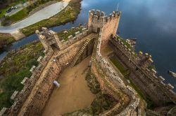 Le mura del castello medievale di Almourol, Portogallo, dall'alto: assieme alle fortezze di Tomar, Zezere e Cardiga, questo castello formava la linea difensiva del fiume Tago.

