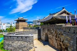 Le mura della fortezza Hwaseong,  il centro di Suwon nell'area metropolitana di Seul in Corea del Sud