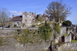 Le mura e le case in pietra del borgo di Domfront in Francia
