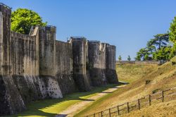 Le mura medievali della città di Provins, dipartimento Seine et Marne, Francia. La fortificazione difensiva della città si snoda per 1200 metri ed è formata da 22 torri ...