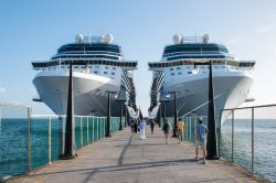 Le navi da crociera Celebrity Silhouette e Eclipse ormeggiate al porto di Basseterre, St. Kitts and Nevis, Indie Occidentali. Questa località è particolarmente animata durante ...