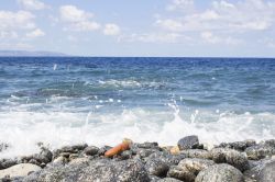 Le onde del Mar Tirreno s'infrangono sulla spiaggia di Palmi, Calabria - © 311209007 / Shutterstock.com