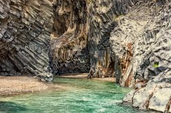 Le pittoresche Grotte di Alcantara in Sicilia. Note anche come Gole di Larderia, sono alte sino a 25 metri.
