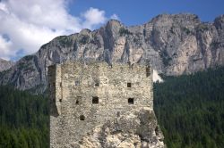 Le rovine del castello di Andraz, nei pressi di Alleghe, Belluno. Questo fortilizio medievale si presenta un'architettura davvero caratteristica in quanto sorge su uno sperone roccioso: ...