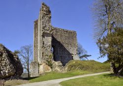 Le rovine del Castello di Domfront in Bassa Normandia, Francia
