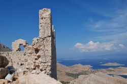 Le rovine del castello medievale sull'isola di Chalki, Grecia. La fortezza è una popolare destinazione turistica di questa piccola isola del Dodecaneso - © David Fowler / Shutterstock.com ...