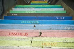 Le scale colorate di Holsteiner a Wuppertal, Germania. Costruita nel 1900, questa scala conta ben 112 scalini (secondo altre fonti 114) dipinti con differenti colori e con diverse scritte in ...