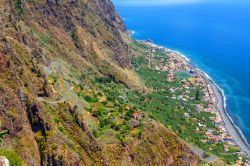 Le scogliere che dominano Madalena do Mar e la sua spiaggia a Madeira