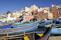 Le tipiche barche da pesca ormeggiate sulla spiaggia di Taghazout, Marocco. Dipinte spesso nelle tonalità del blu e dell'azzurro, le barchette in legno dei pescatori di Taghazout ...