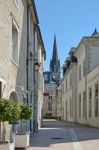 Le tipiche case del vecchio centro di Pau con la guglia della cattedrale sullo sfondo, Nuova Aquitania (Francia).

