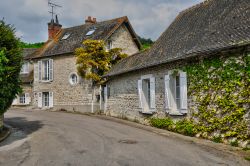 Le tipiche case di Giverny affacciate su una stradina del villaggio (Francia).


