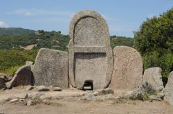 Le Tombe dei Giganti vicino a Dorgali, Sardegna. La stele centrale è alta circa 3,65 metri ed è in granito con i bordi lavorati. Le Tombe dei Giganti di S'Ena e Thomes sono ...