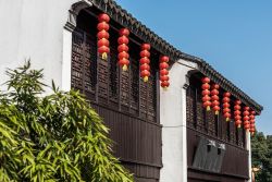 Le tradizionali lanterne appese a un edificio storico della città di Nanchang, Cina. 
