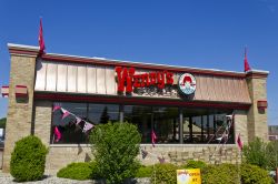 L'edificio che ospita il Wendy's Retail Location a Indianapolis, Indiana (USA). Si tratta di un ristorante internazionale - © Jonathan Weiss / Shutterstock.com