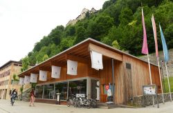 L'edificio del Turismo a Vaduz, Liechtenstein. Aperto tutti i giorni dalle 9 alle 17, l'ufficio turistico della cittadina è ospitato in un grazioso chalet in legno con grandi ...