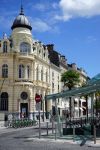 L'elegante edificio che ospita la Banque Michel Inchauspe a Pau, Francia - © Valery Shanin / Shutterstock.com