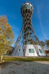 Lendava, Slovenia: la torre Vinarium fotografata in una giornata di autunno. Si tratta di una torre di osservazione che s'innalza per 53,5 metri e sorge a Dolgovaske Gorice, grazioso villaggio ...
