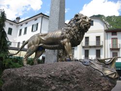 Leone di bronzo in Piazza a Barzio in Lombardia