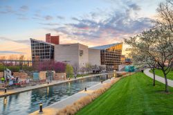 L'Indiana State Museum di Indianapolis, Indiana (USA). Il centro ospita mostre e esposizioni di scienza, arte, cultura e storia - © f11photo / Shutterstock.com