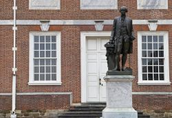 L'Indipendence Hall di Philadelphia con la scultura in bronzo di George Washington, primo presidente degli Stati Uniti d'America.



