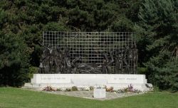 L'Indisch Monument a L'Aia (Olanda), memoriale alla seconda guerra mondiale. E' dedicato a tutti i cittadini e soldati olandesi uccisi a seguito dell'occupazione giapponese - Dafinchi ...