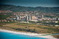 L'industria Solvay a ridosso della spiaggia di Rosignano in Toscana