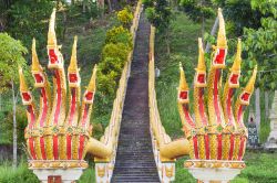 L'ingresso a un piccolo tempio in cima a una collina a Koh Pha Ngan, Thailandia. Questo luogo di culto è custodito dalla giungla più autentica.

