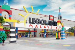 L'ingresso di Legoland Malaysia nello stato di Johor: è stato inaugurato nel 2012 dal sultano Ibrahim Ismail - © Creativa Images / Shutterstock.com