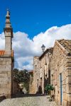 Linhares da Beira, storico villaggio rurale del Portogallo, con edifici in pietra e stretti vicoli.

