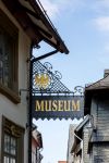 L'insegna "Museo" sulla facciata di un edificio nel centro di Goslar, Germania - © Valentin Ivantsov / Shutterstock.com