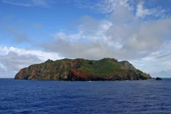 L'isola vulcanica di Pitcairn, Oceania. Pur non essendo una nazione sovrana, questo territorio è conosciuto anche per essere lo stato meno popolato al mondo con i suoi 50 abitanti.
 ...