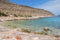 L'isolata spiaggia di ciottoli a Kania, isola di Chalki (Grecia).


